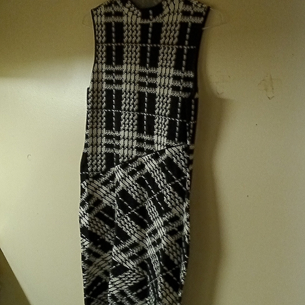 Sleeveless black and white dress